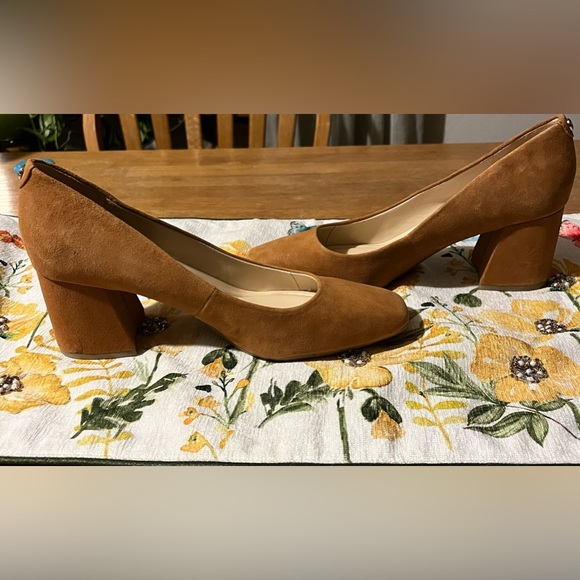 Nine West size 9M yellow pumps. Worn twice. Super comfortable - Picture 2 of 7
